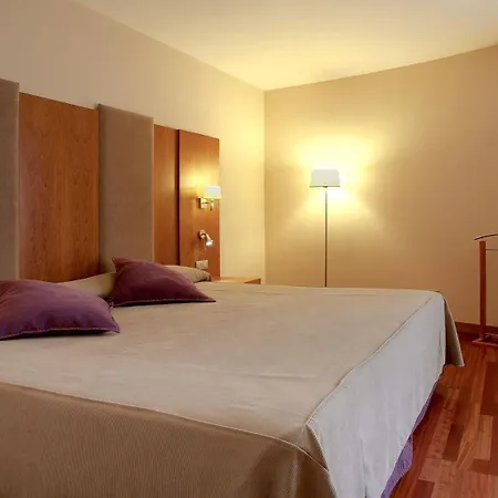 Nh Ciudad De מלון 4*